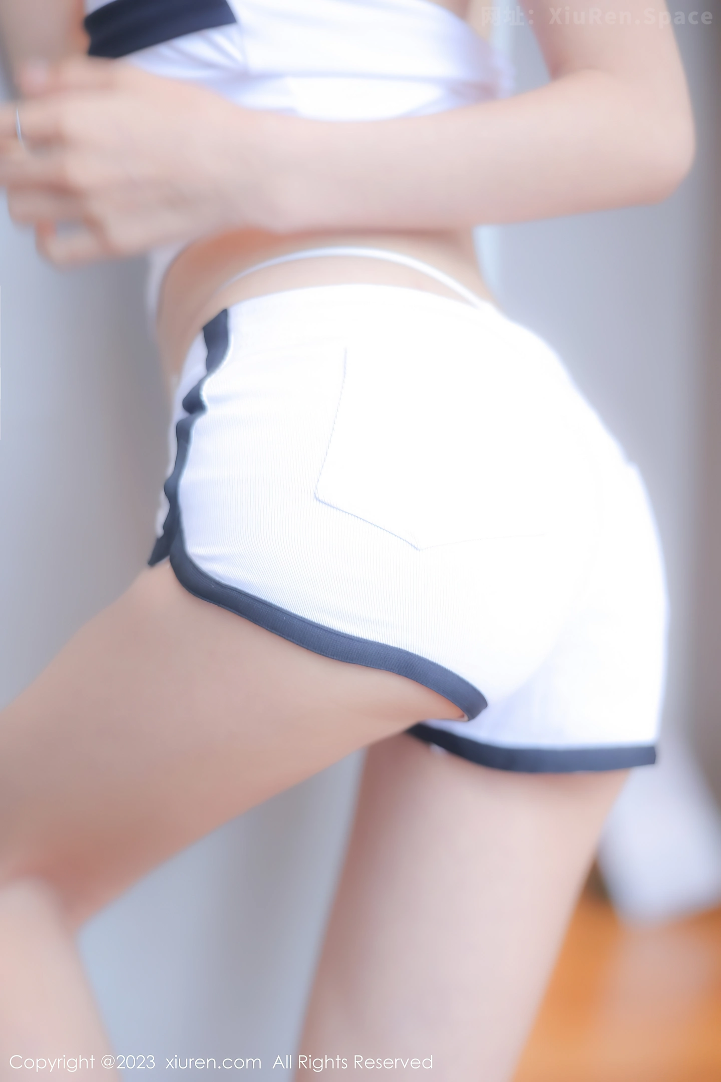 图片[4]-[XiuRen秀人网]2023.04.18 VOL.6588 lingyu69 白色短裤加白色吊带比基尼泳装性感私房写真集-秀人网官方网站